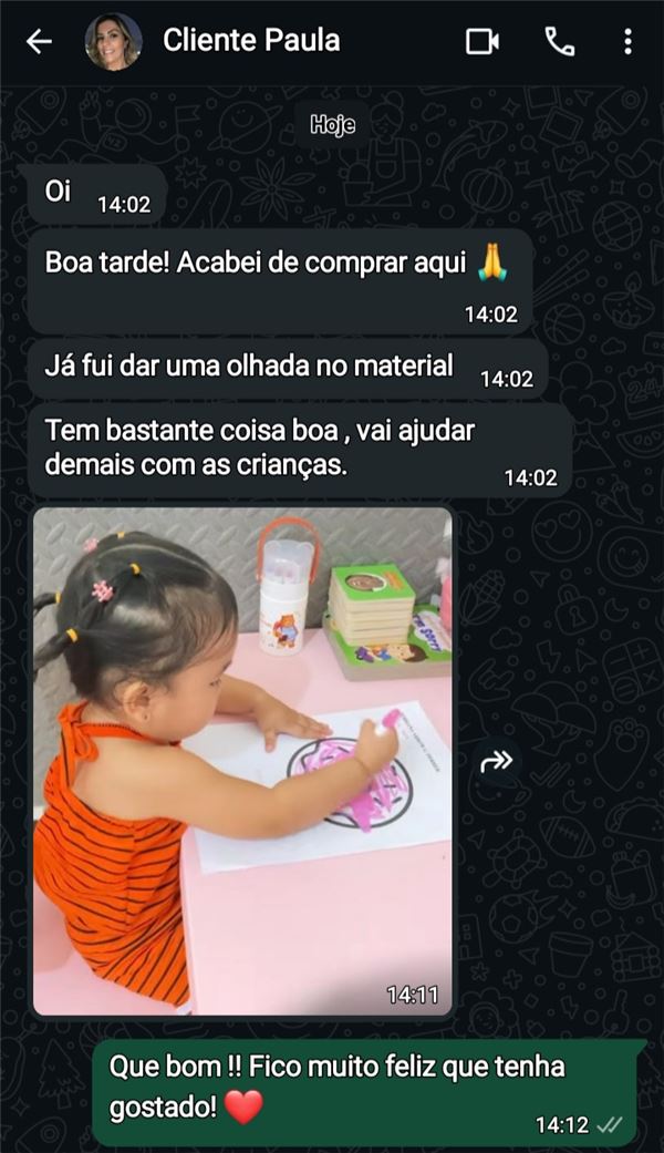 Conversa no WhatsApp com a cliente Paula, com foto da filha pintando a atividade
